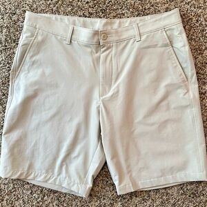 Modern style *Under Armour* lightweight wicking khaki casual golf ⛳️ shorts - 40